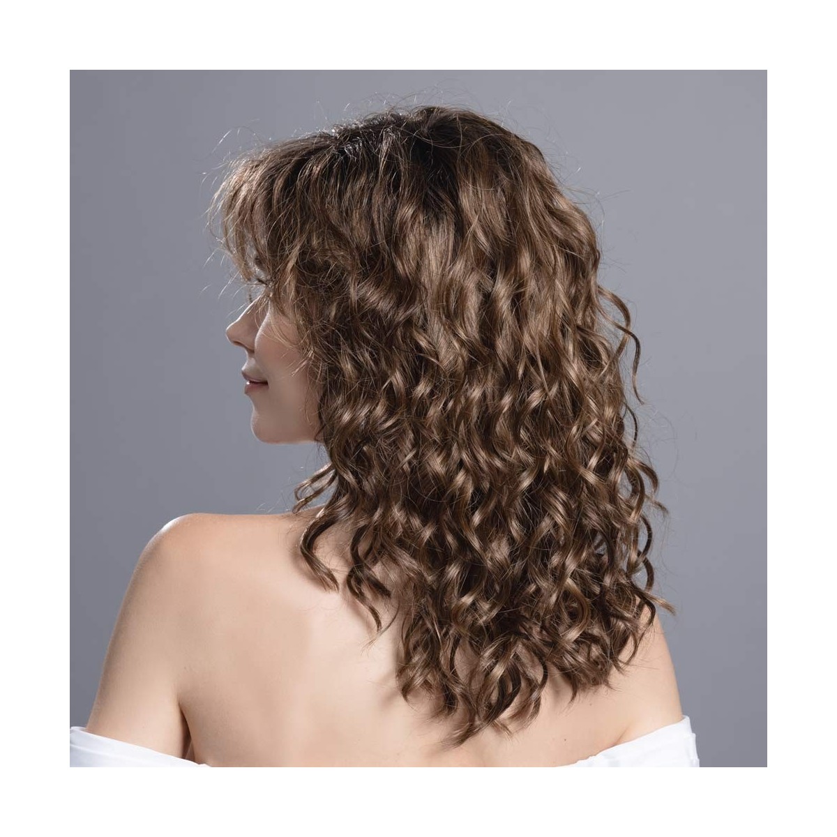 Perruque mi longue frisée, un look tendance