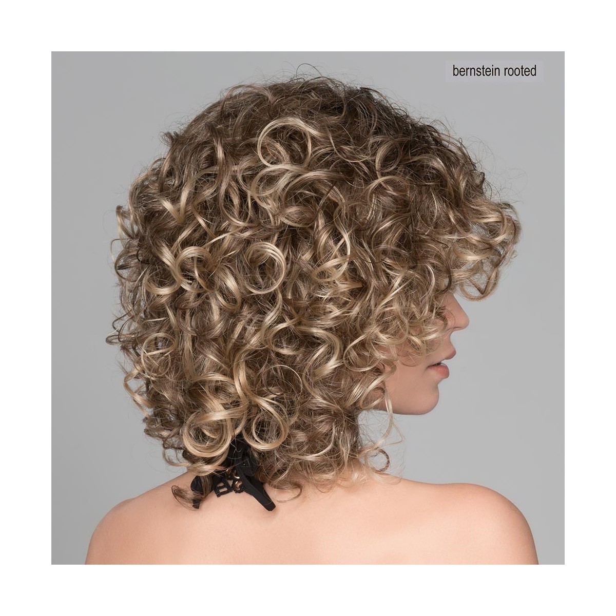 Perruque bouclée, une coiffure glamour et somptueuse