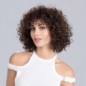 Perruque frisée, un look tendance de star