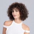 Perruque frisée, un look tendance de star