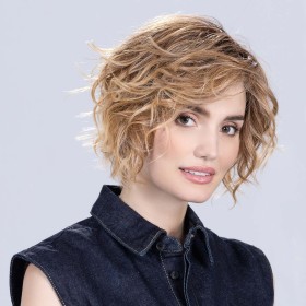 Perruque "Cookie Mono Part", une coiffure audacieuse et moderne