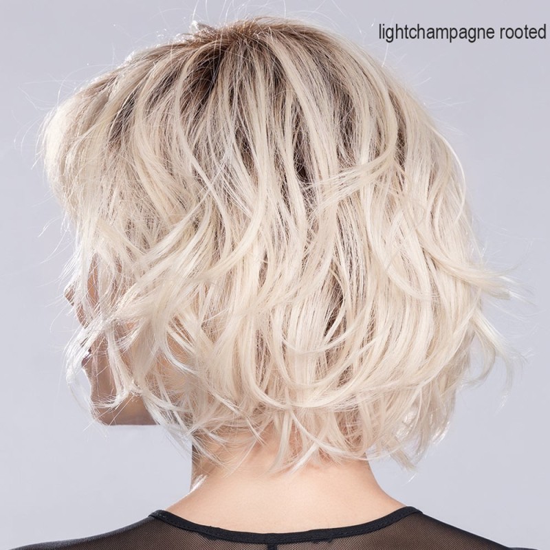 Perruque courte dégradée et effilée, une coiffure tendance 