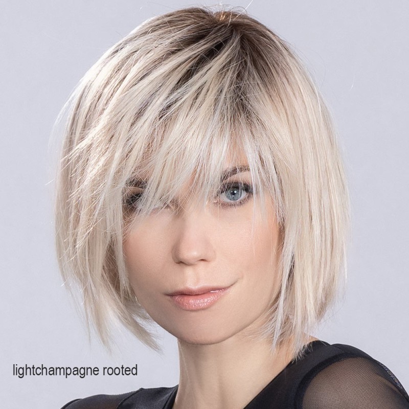 Perruque courte dégradée et effilée, une coiffure tendance 