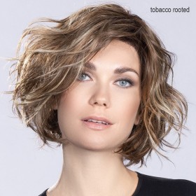 Perruque courte dégradée et effilée, une coiffure tendance 