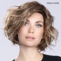 Perruque courte dégradée et effilée, une coiffure tendance 