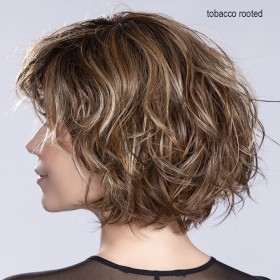 Perruque courte dégradée et effilée, une coiffure tendance 