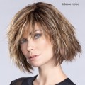 Perruque courte dégradée et effilée, une coiffure tendance 