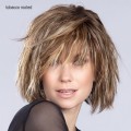 Perruque courte dégradée et effilée, une coiffure tendance 