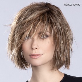 Perruque courte dégradée et effilée, une coiffure tendance 