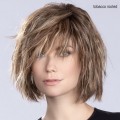 Perruque courte dégradée et effilée, une coiffure tendance 