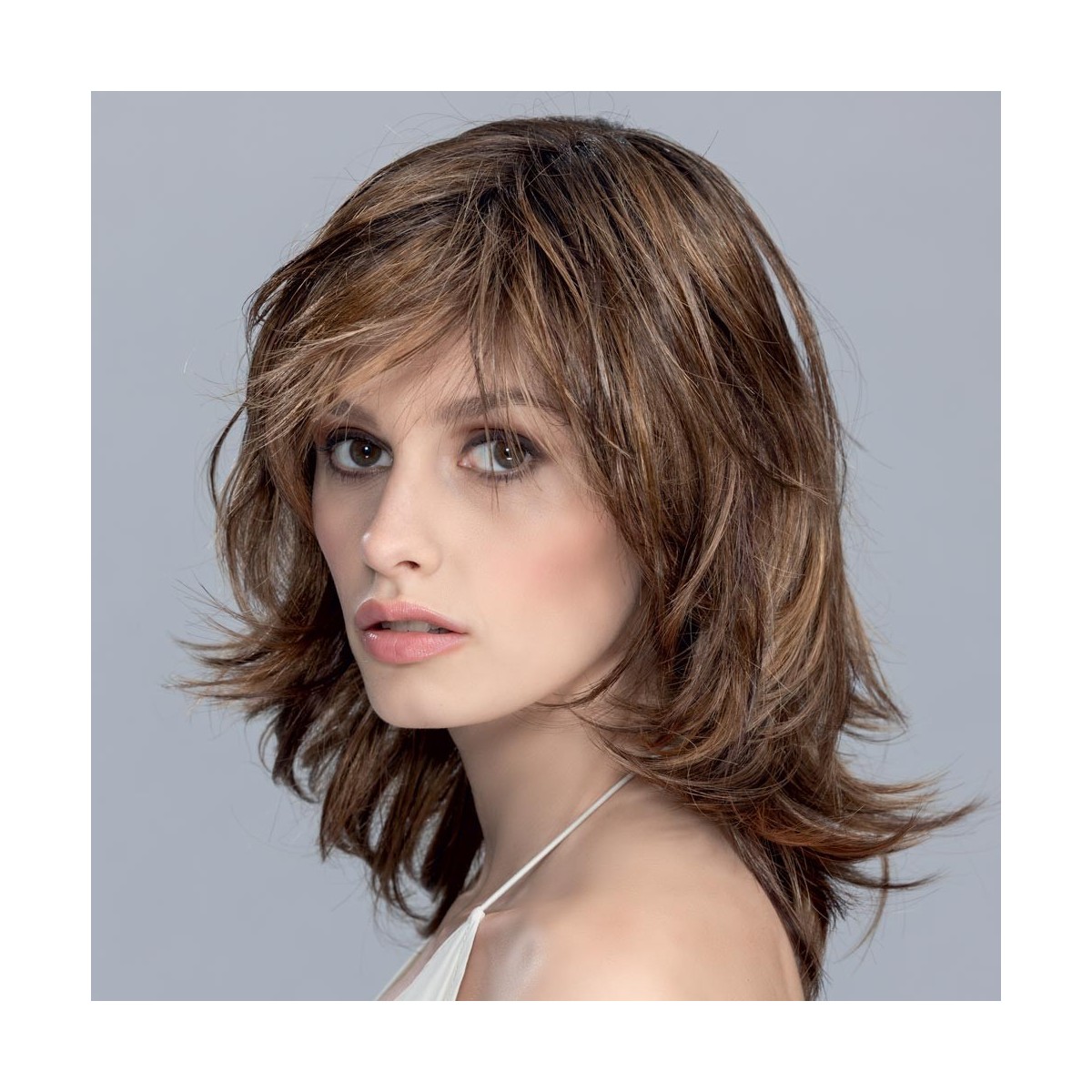 Perruque mi longue, un style parfait pour femme moderne Perruque mi longue, un style parfait pour femme moderne