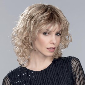 Perruque bouclée monofilament, un style féminin