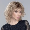 Perruque bouclée monofilament, un style féminin