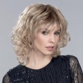 Perruque bouclée monofilament, un style farouchement féminin