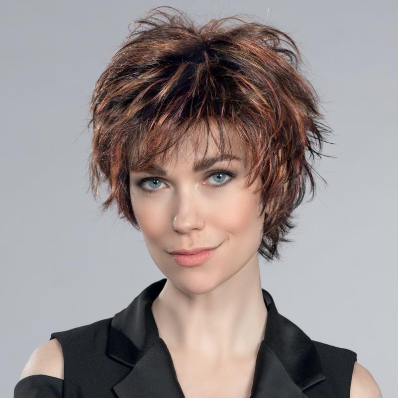 Perruque courte, un style tendance coiffé-décoiffé, délicieusement jeune