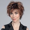 Perruque courte, un style tendance coiffé-décoiffé, délicieusement jeune