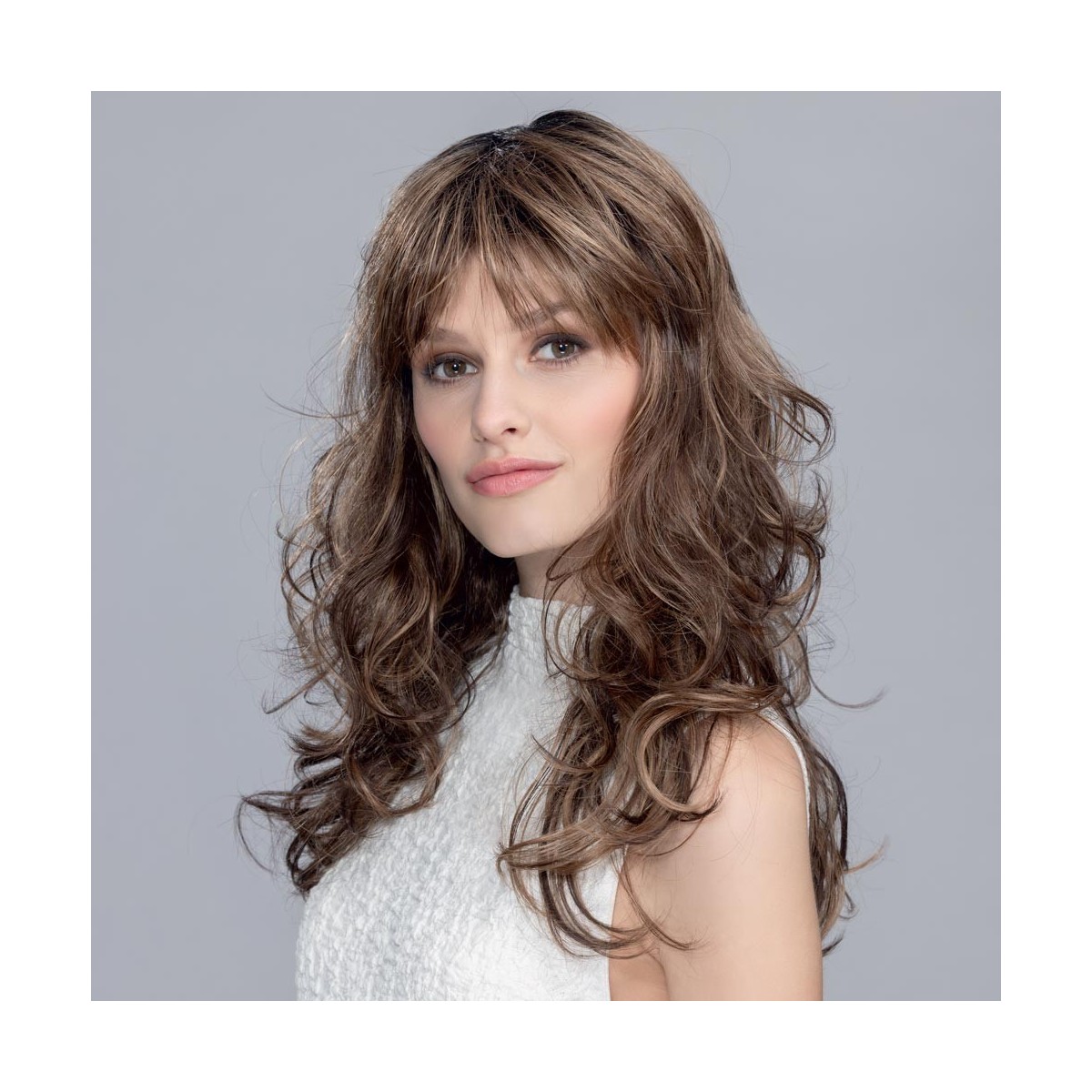 Perruque longue, mèches ondulantes, effet balayage Perruque longue, mèches ondulantes, effet balayage