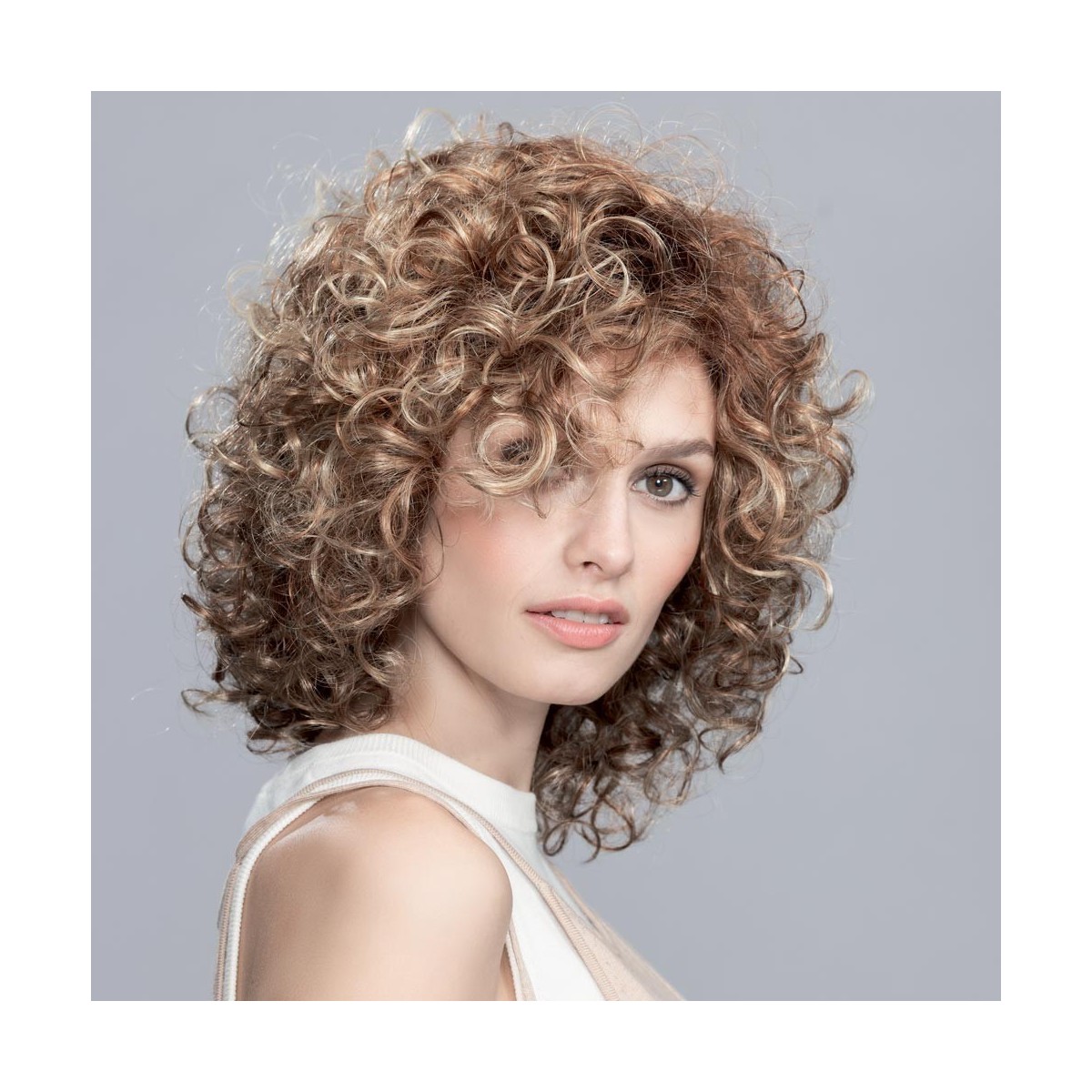 Perruque bouclée, une coiffure glamour et somptueuse Perruque bouclée, une coiffure glamour et somptueuse