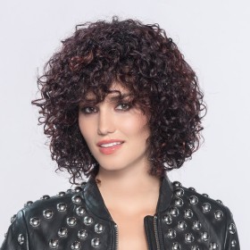 Perruque frisée, un look tendance de star