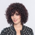 Perruque frisée, un look tendance de star