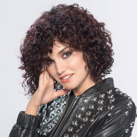 Perruque frisée, un look tendance de star