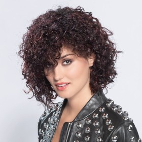 Perruque frisée, un look tendance de star