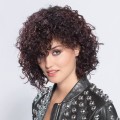 Perruque frisée, un look tendance de star