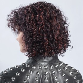 Perruque frisée, un look tendance de star
