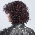 Perruque frisée, un look tendance de star