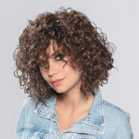 Perruque frisée, un look tendance de star