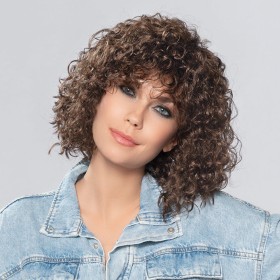 Perruque frisée, un look tendance de star