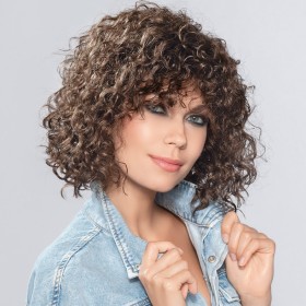 Perruque frisée, un look tendance de star
