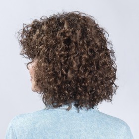 Perruque frisée, un look tendance de star