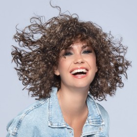 Perruque frisée, un look tendance de star