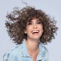 Perruque frisée, un look tendance de star
