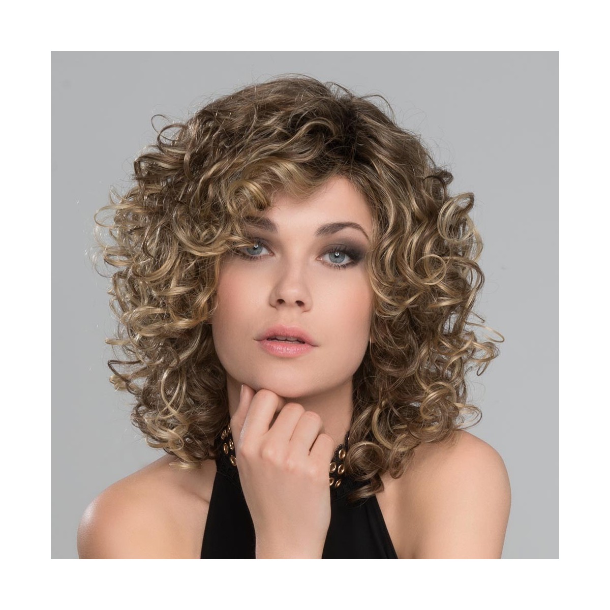 Perruque bouclée, une coiffure glamour et somptueuse